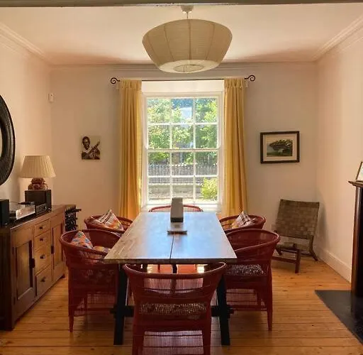 Family In The Heart Of Hotel *